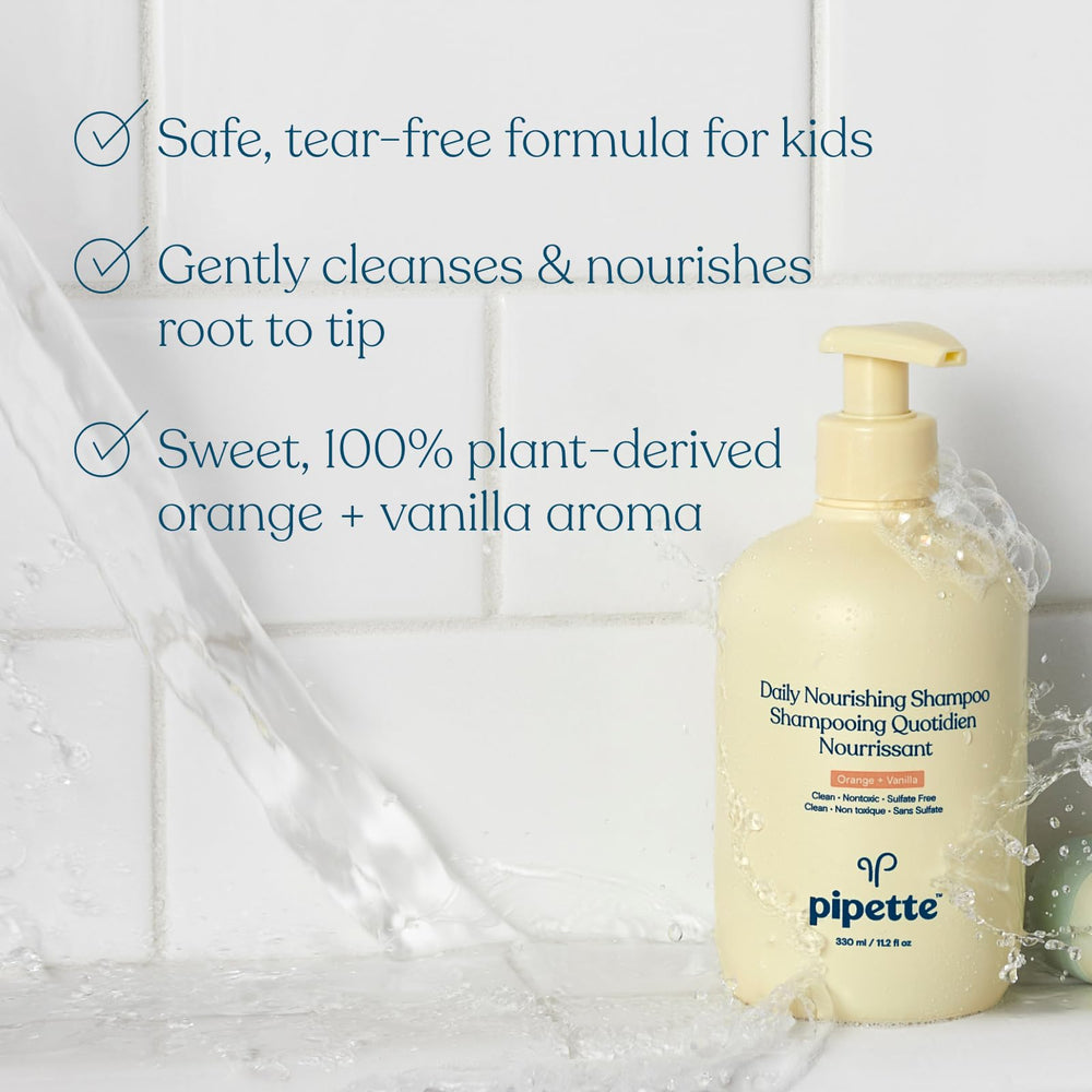 Pipette niño en bañera usando el champú sin lágrimas y disfrutando