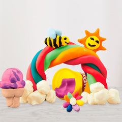 Play‑Doh colores distribuidos en mesa inspirando creatividad