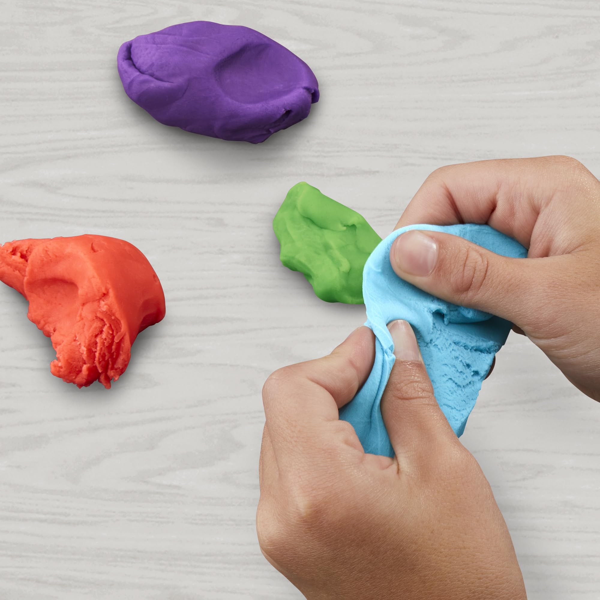 Play-Doh colores extendidos sobre mesa para mezclar tonos