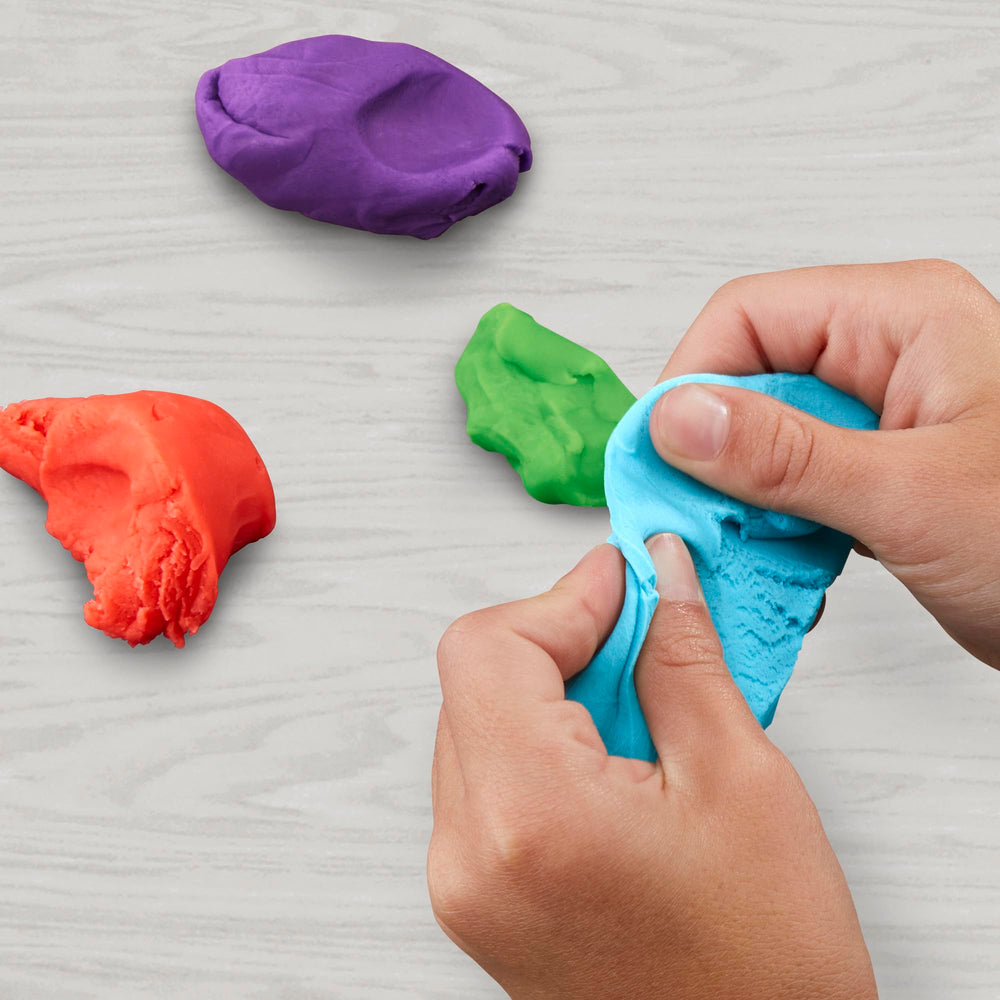 Play-Doh colores extendidos sobre mesa para mezclar tonos