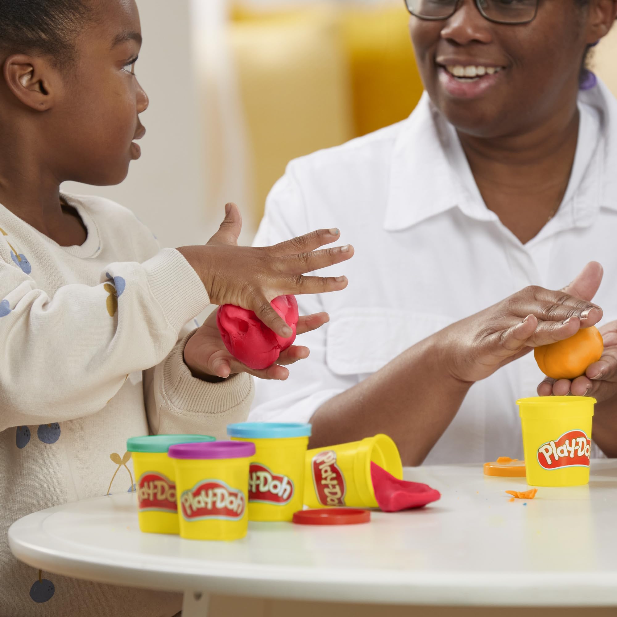 Play‑Doh latas abiertas mostrando colores vivos, inspiración creativa