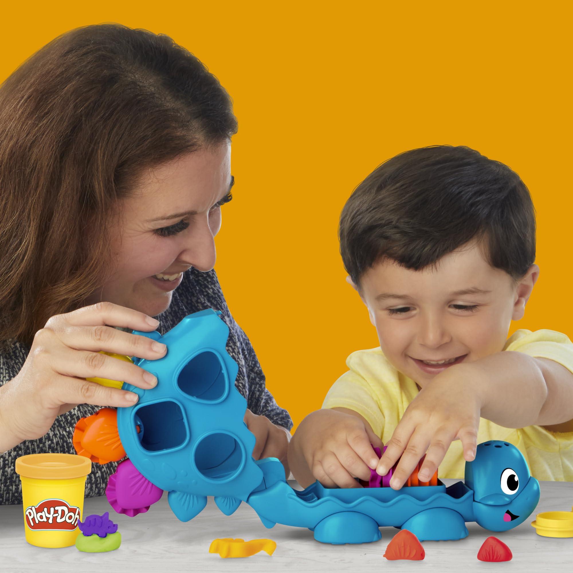 Play-Doh seis botes de colores alineados para combinaciones creativas y sensoriales