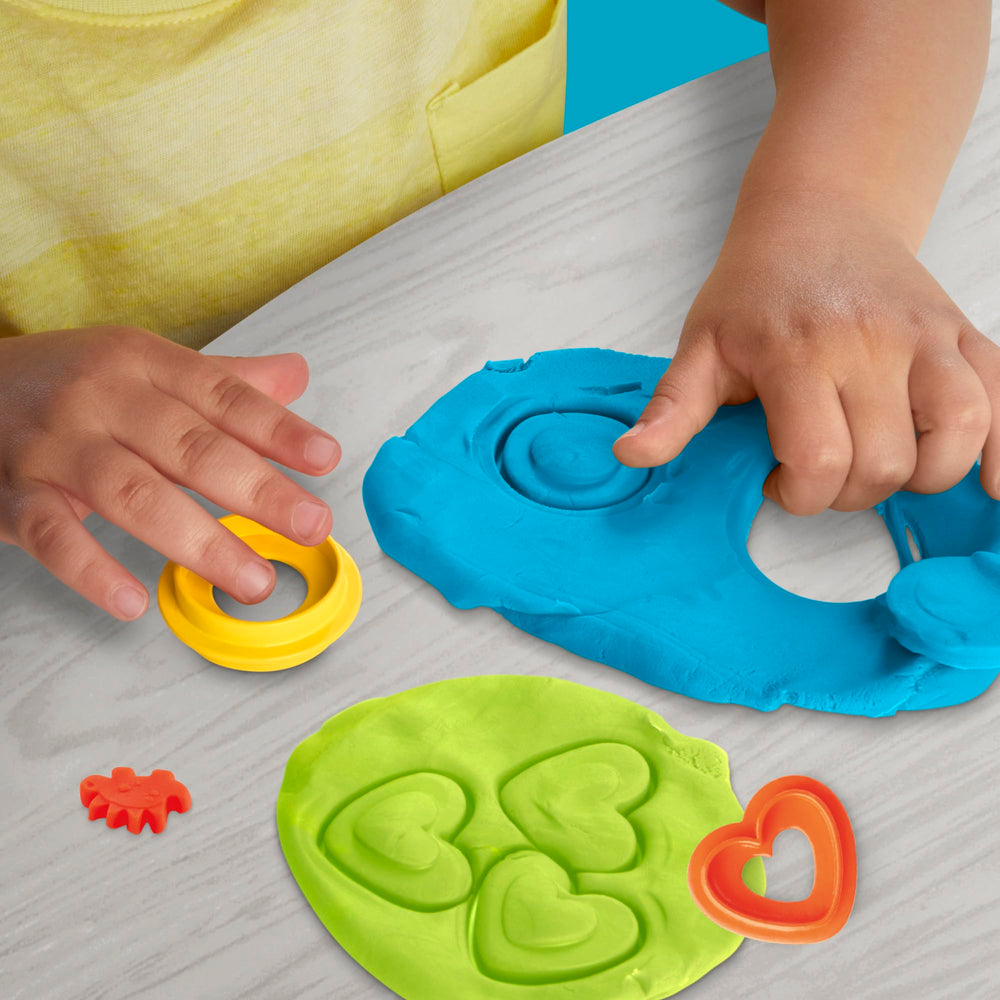 Play-Doh comparación de tamaño con mano de adulto mostrando piezas aptas para 2+