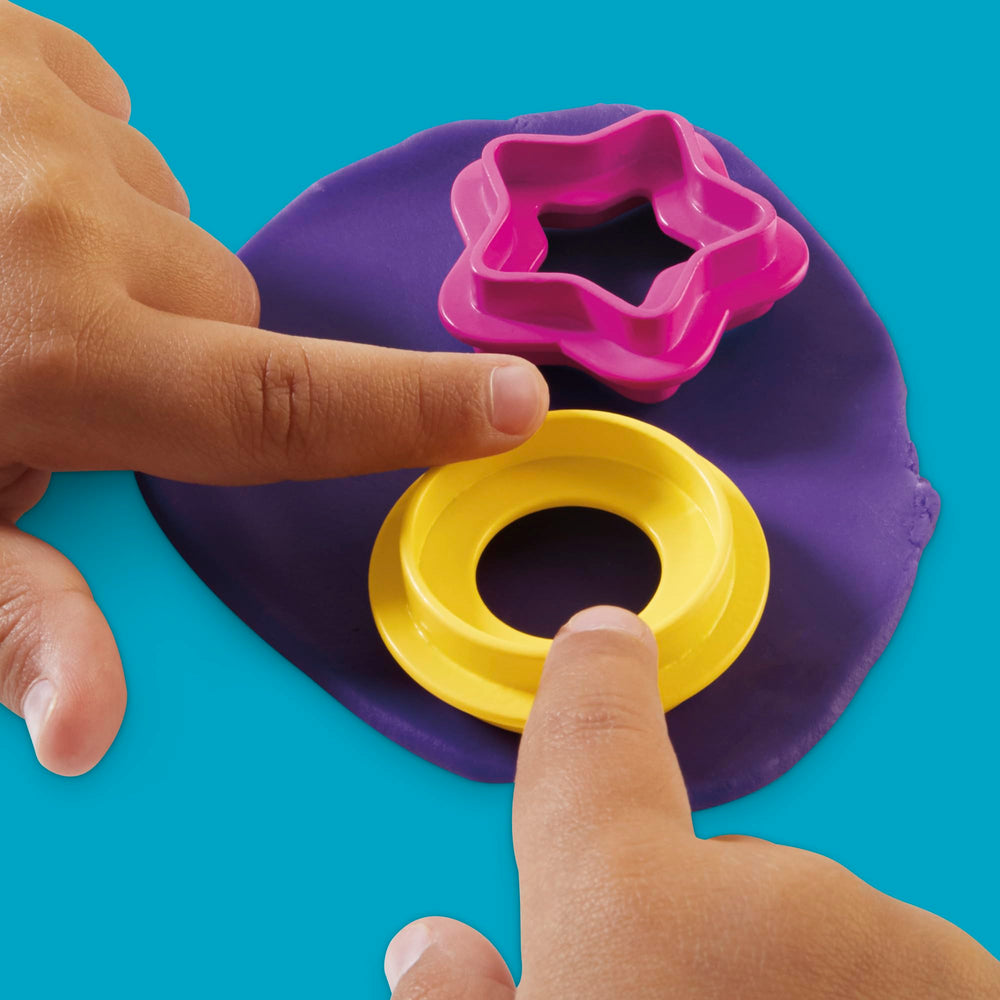 Play-Doh escena de juego con varios dinosaurios y creaciones coloridas para fiestas