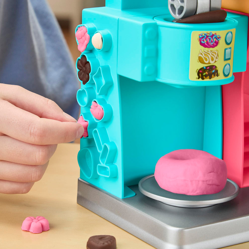 Play‑Doh set completo desplegado sobre mesa, visual de todos los componentes incluidos