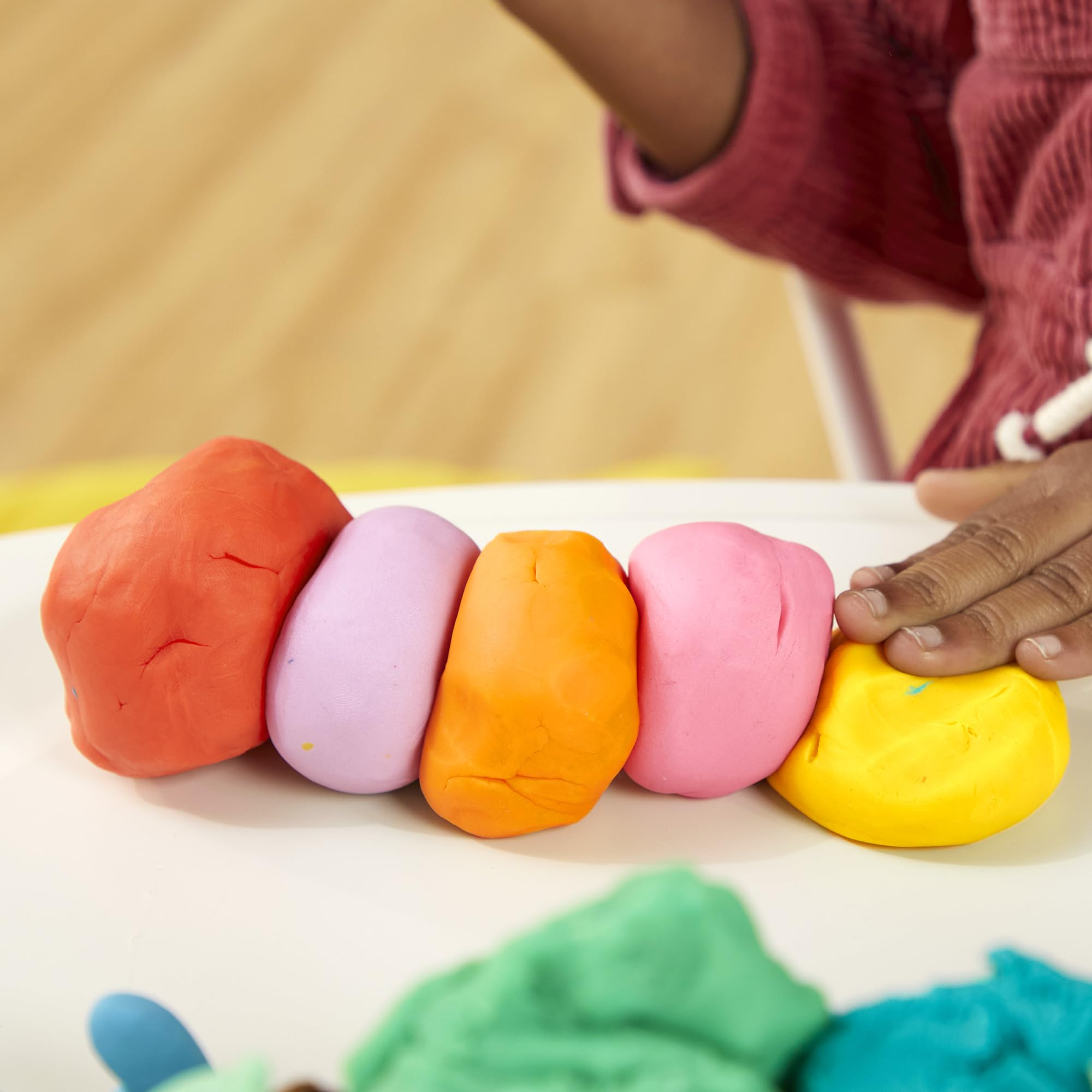 Play-Doh manos de niño modelando que fomentan motricidad fina