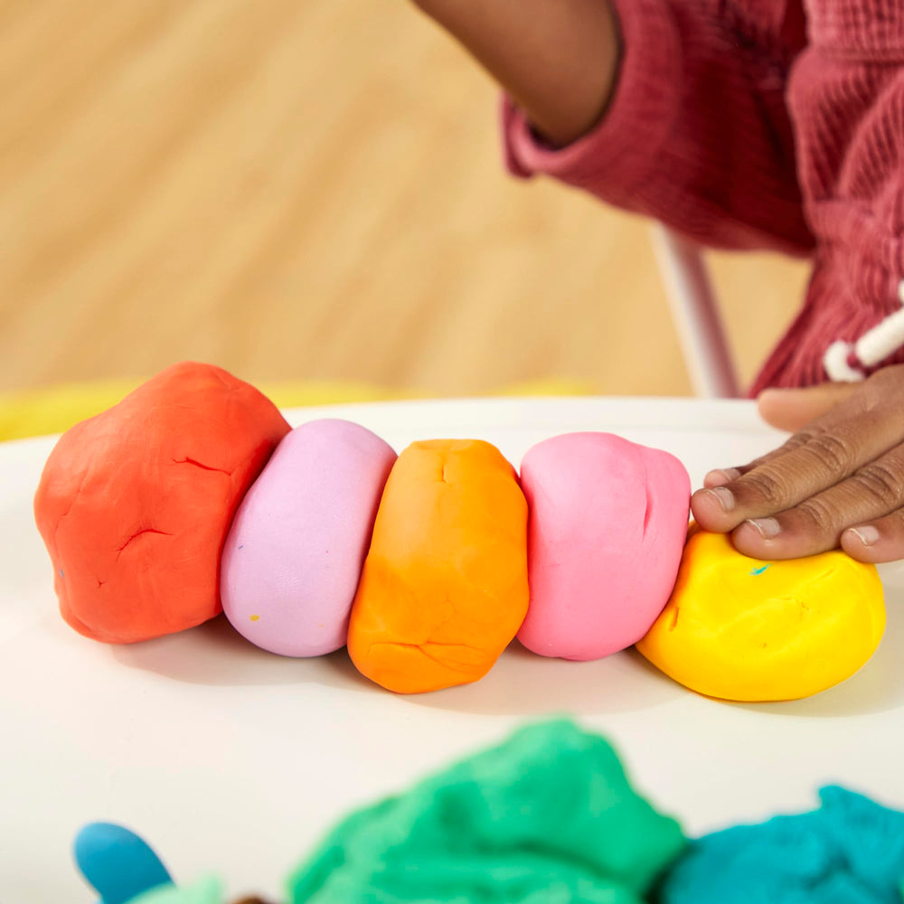Play-Doh manos de niño modelando que fomentan motricidad fina