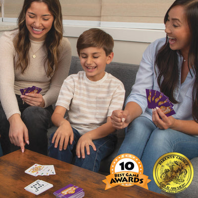 PlayMonster lata abierta con cartas de Five Crowns dentro, fácil transporte y protección