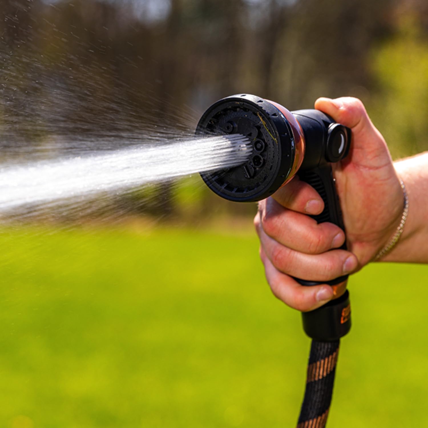 Pocket Hose en uso regando plantas y facilitando el trabajo de jardín