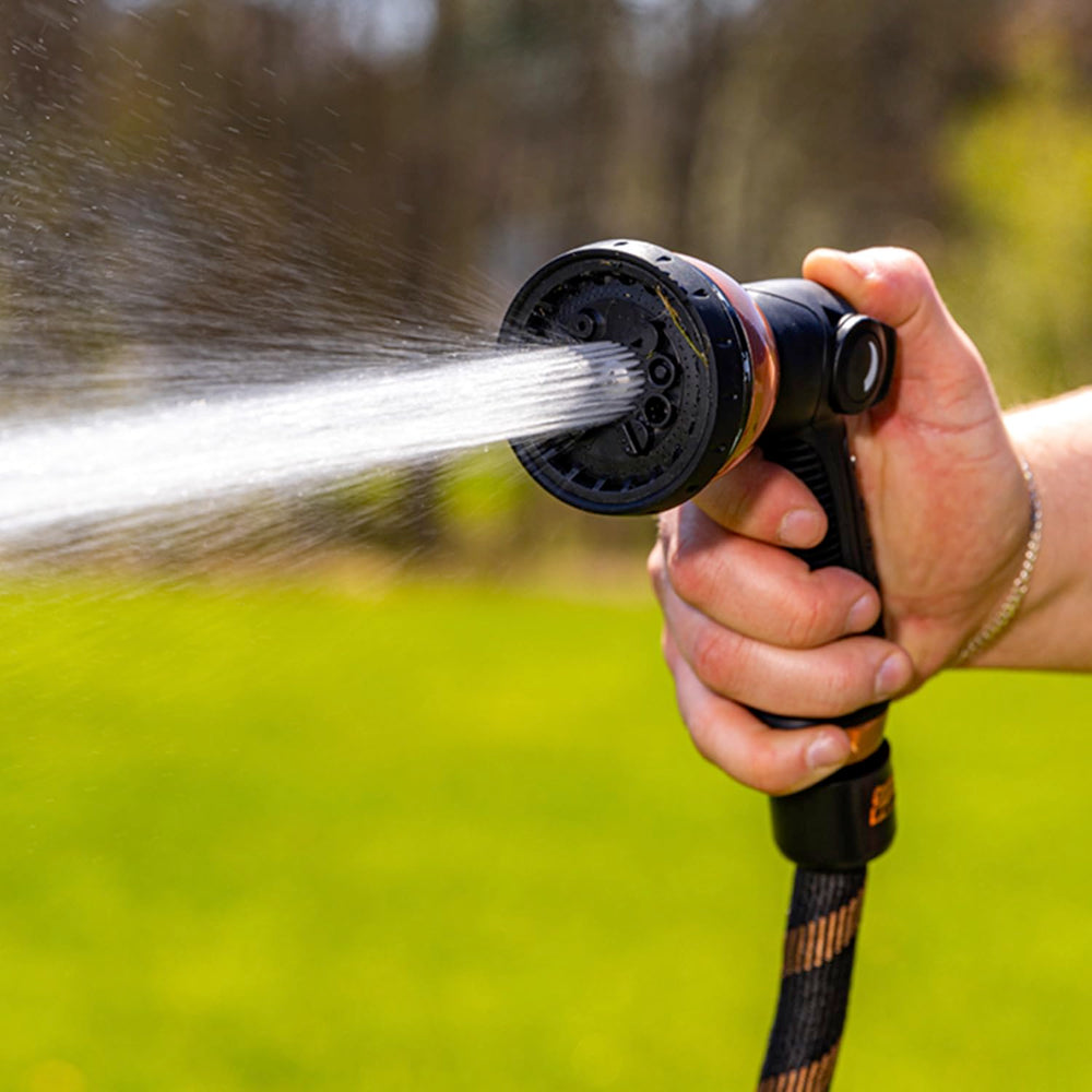 Pocket Hose en uso regando plantas y facilitando el trabajo de jardín