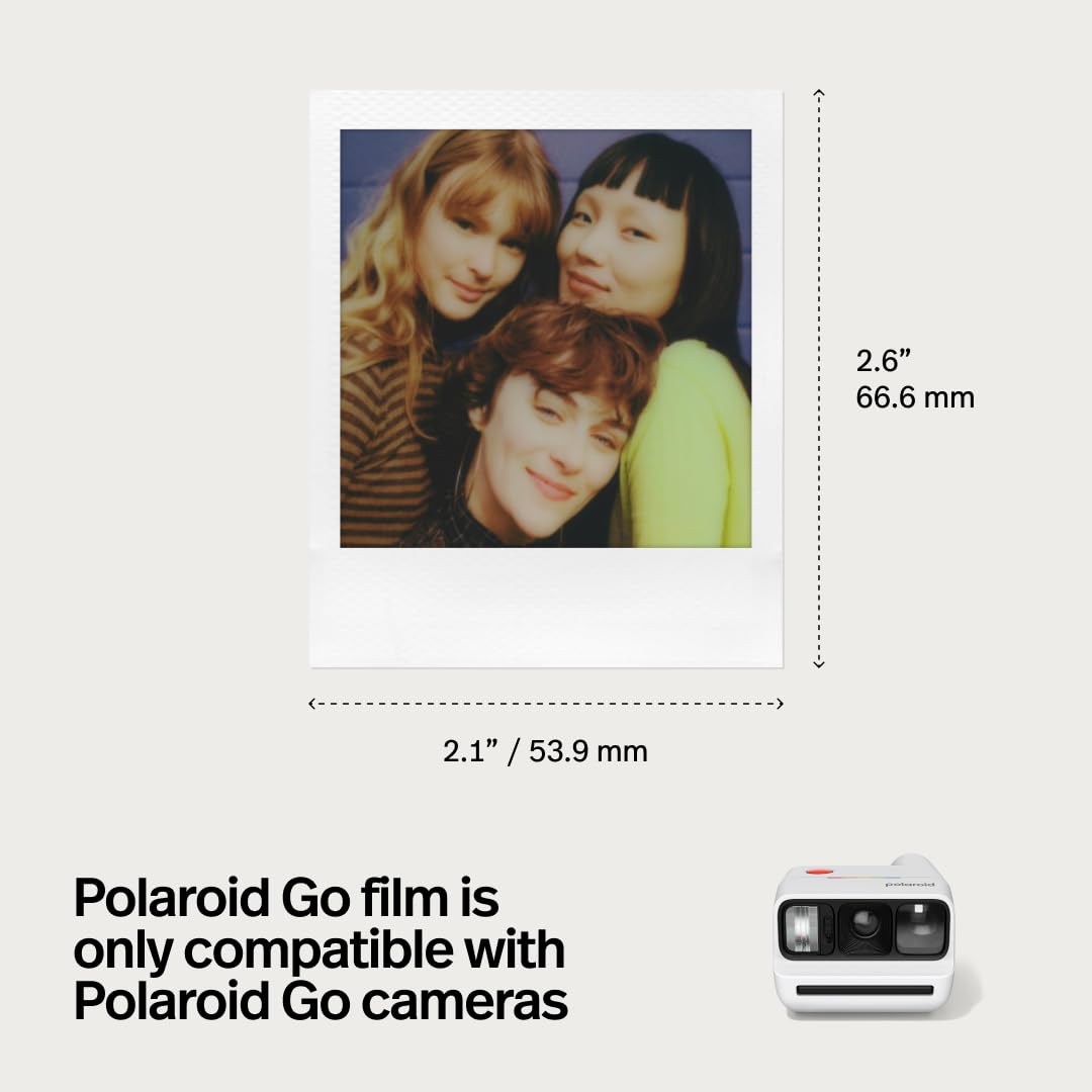 Comparación de tamaño Polaroid Go film junto a tarjeta para escala portátil