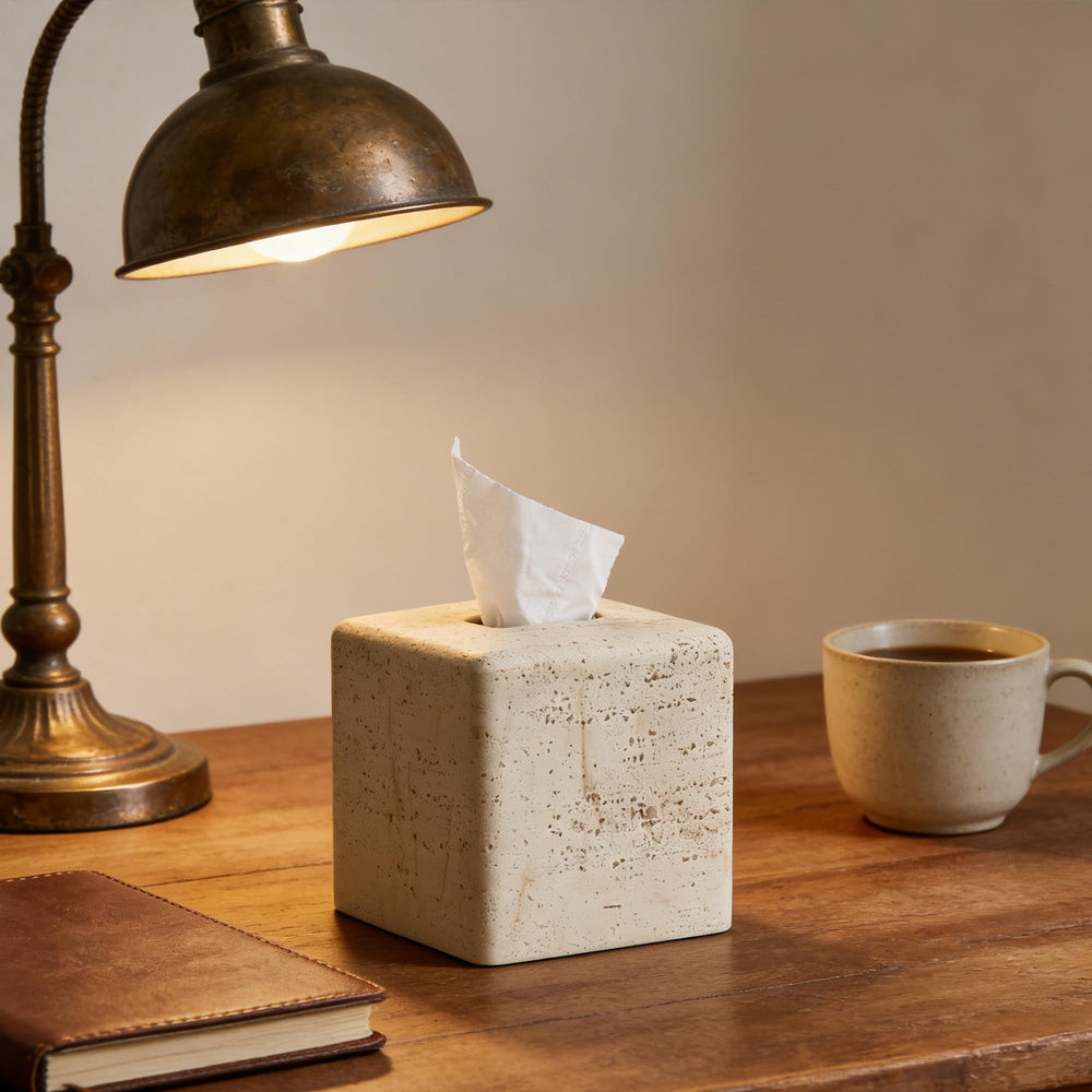 Polytree funda sobre mesita de noche mejorando la decoración