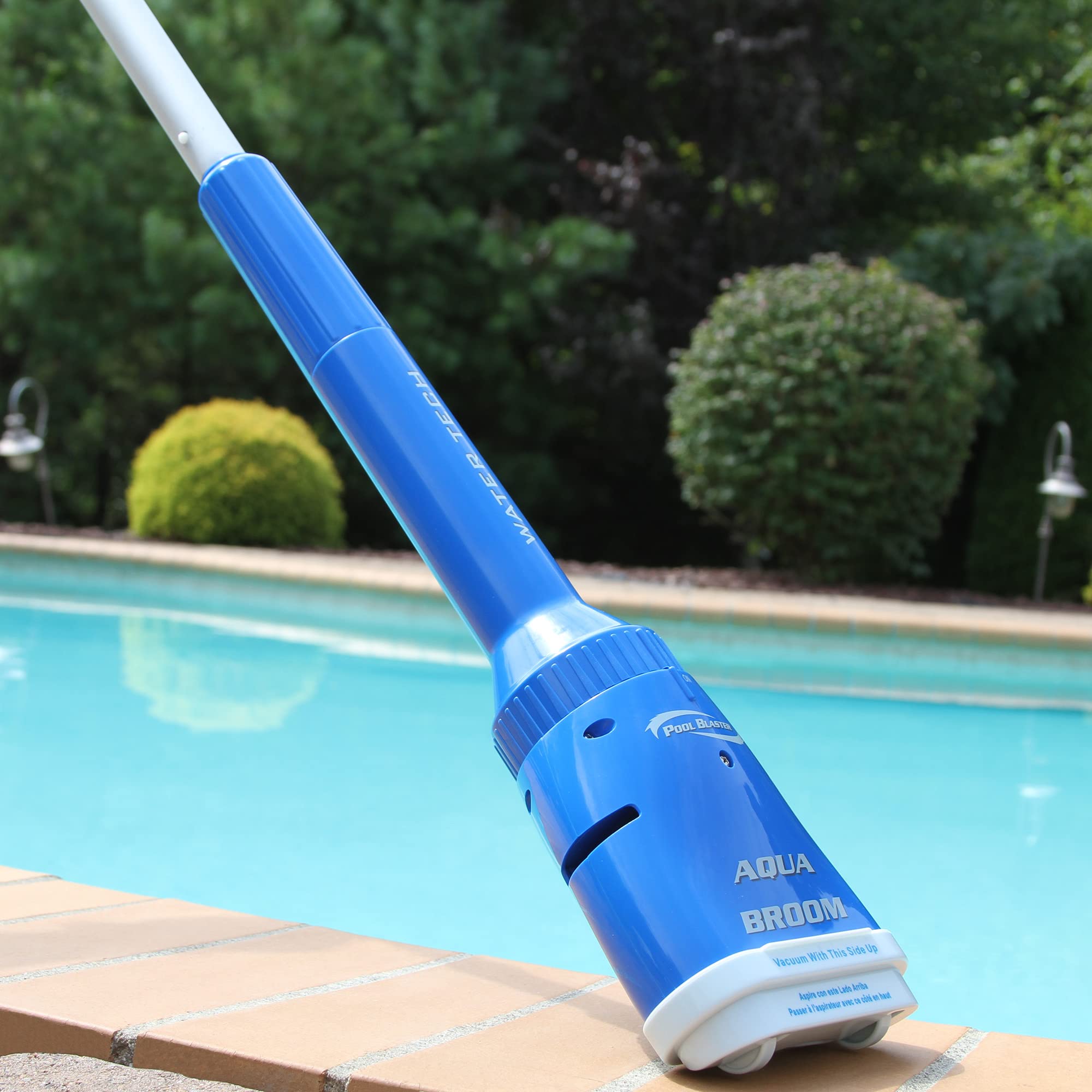POOL BLASTER vista lateral ligera y compacta para manejo sin esfuerzo