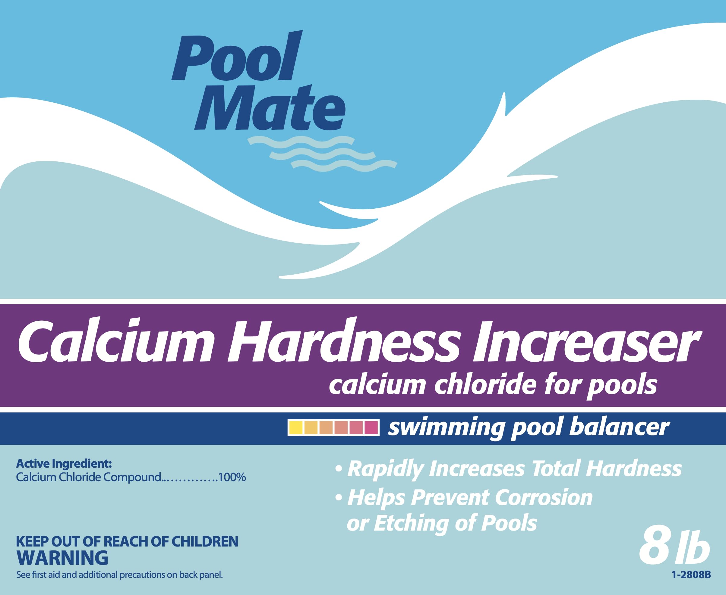 Pool Mate vertido en cubo junto a piscina, aplicación segura y efectiva