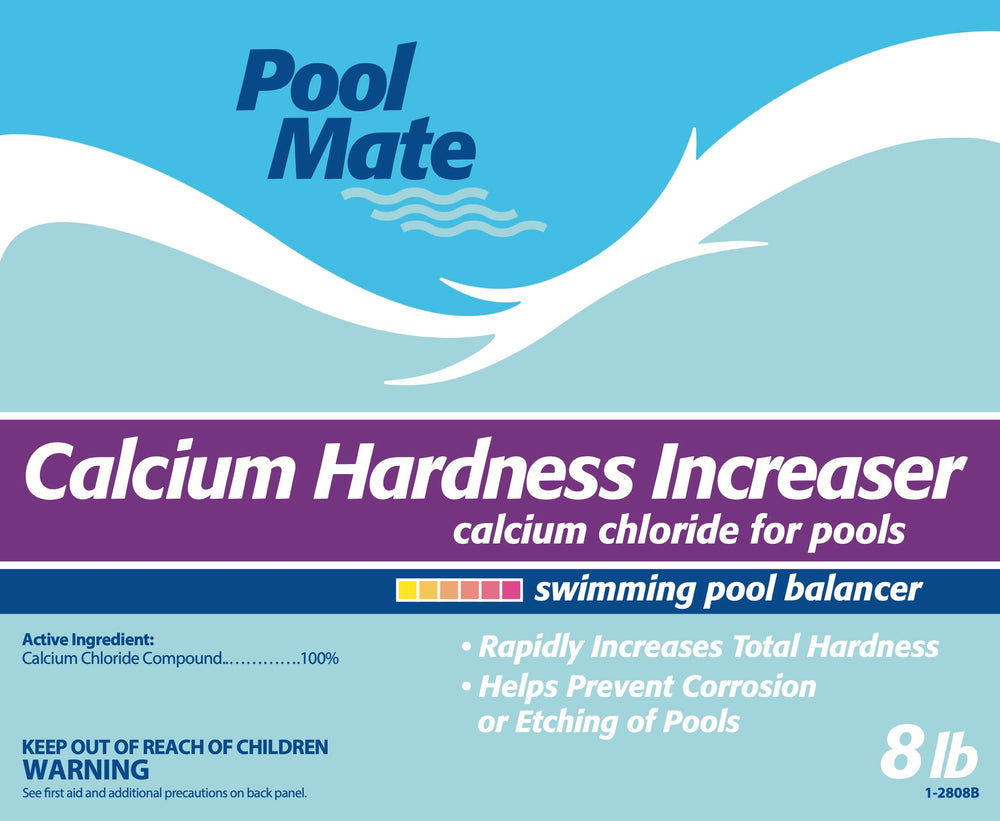 Pool Mate vertido en cubo junto a piscina, aplicación segura y efectiva