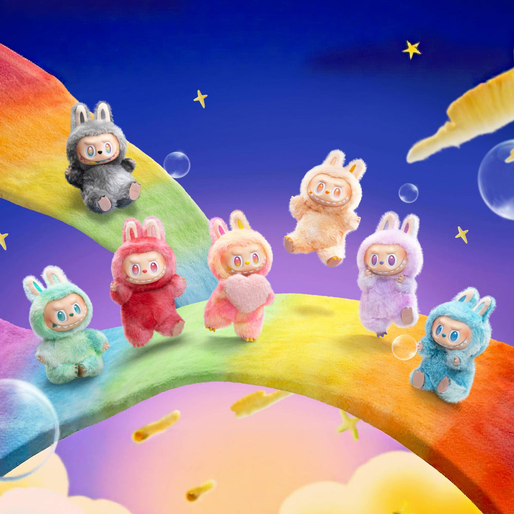 POP MART Labubu colgado en escritorio mostrando cómo decora espacios pequeños