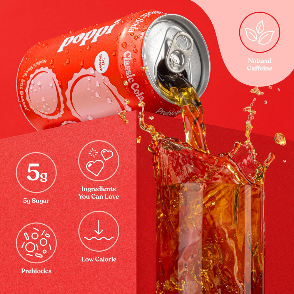 poppi vertiendo soda en vaso con hielo que muestra efervescencia fresca
