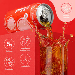 poppi vertiendo soda en vaso con hielo que muestra efervescencia fresca