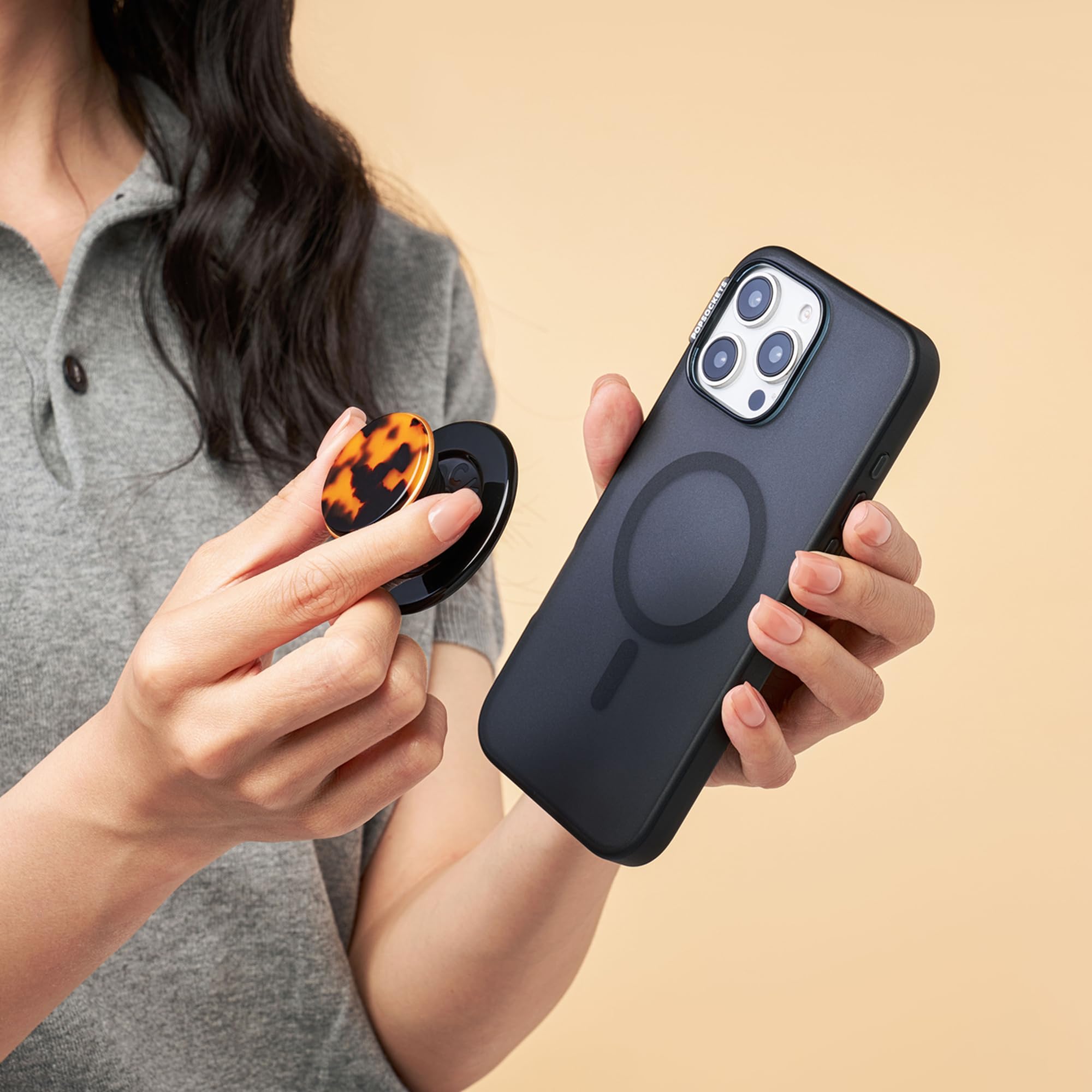 PopSockets Tortoise en mano durante selfie para mayor seguridad y control