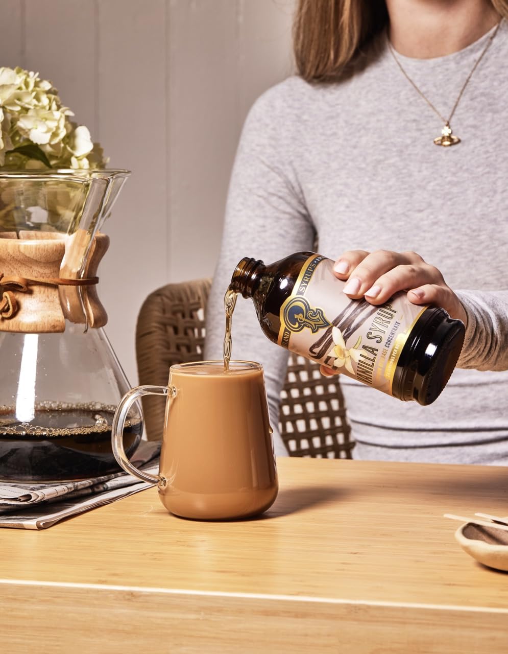 Portland Syrups en mesa servida con bebidas y postres, inspira uso cotidiano