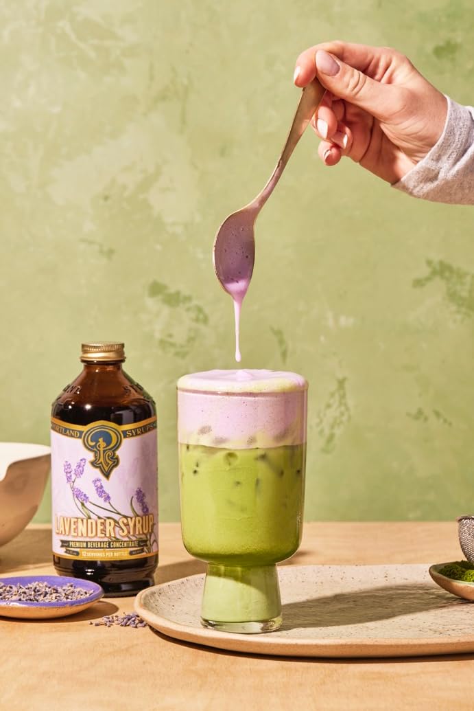 Portland Syrups jarabe vertiéndose, mostrando textura viscosa y brillo