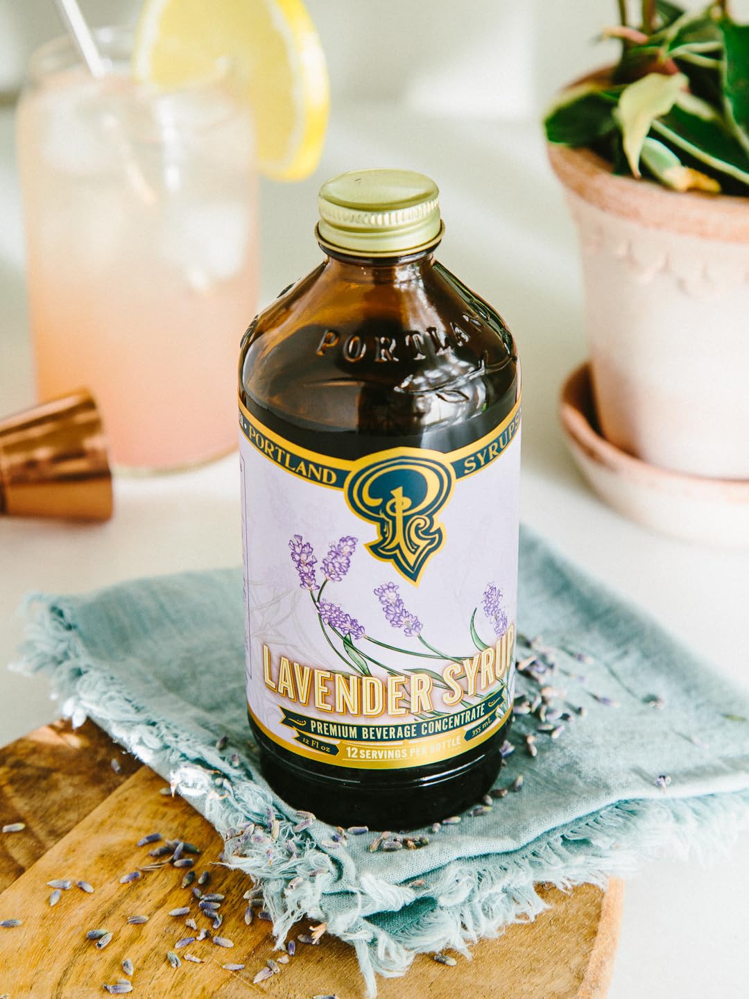 Portland Syrups aplicándose en glaseado de pastel, mejora sabores