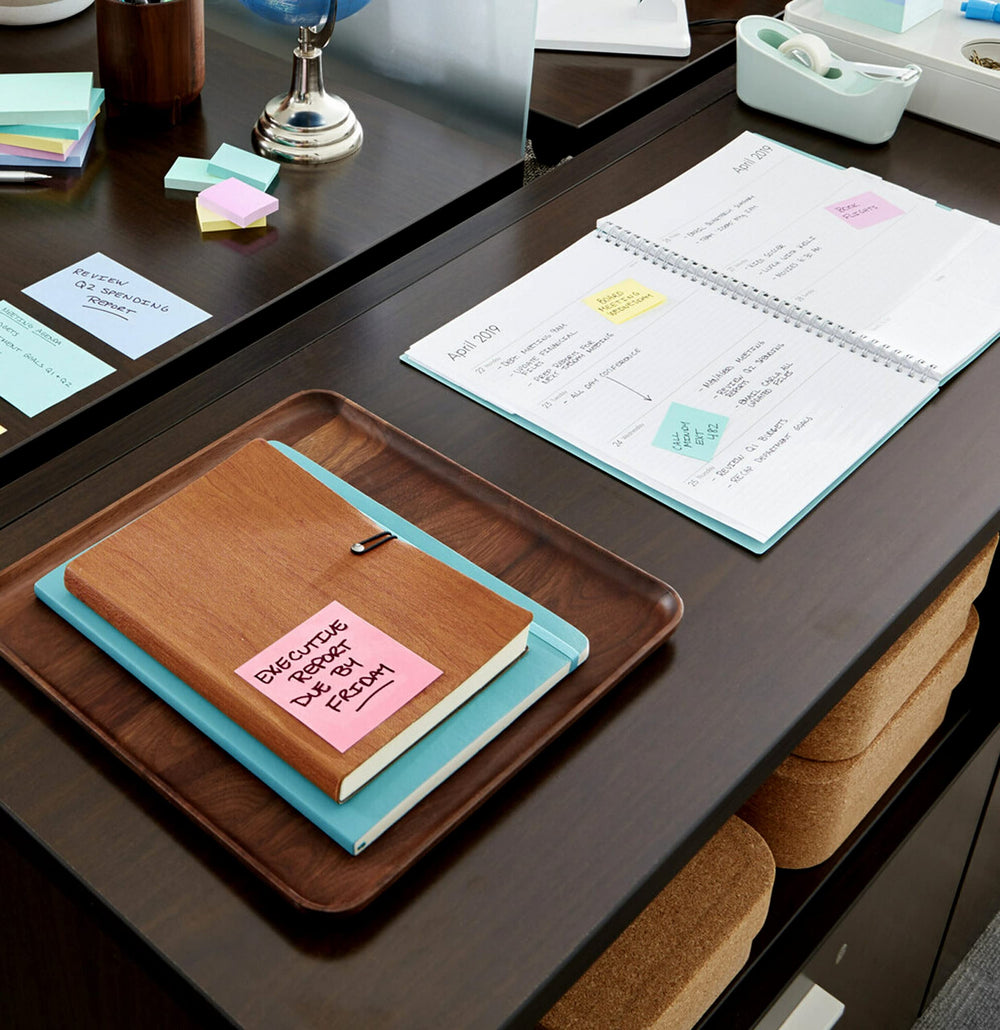 Post-it caja cabinet abierta con blocs organizados, conservación práctica