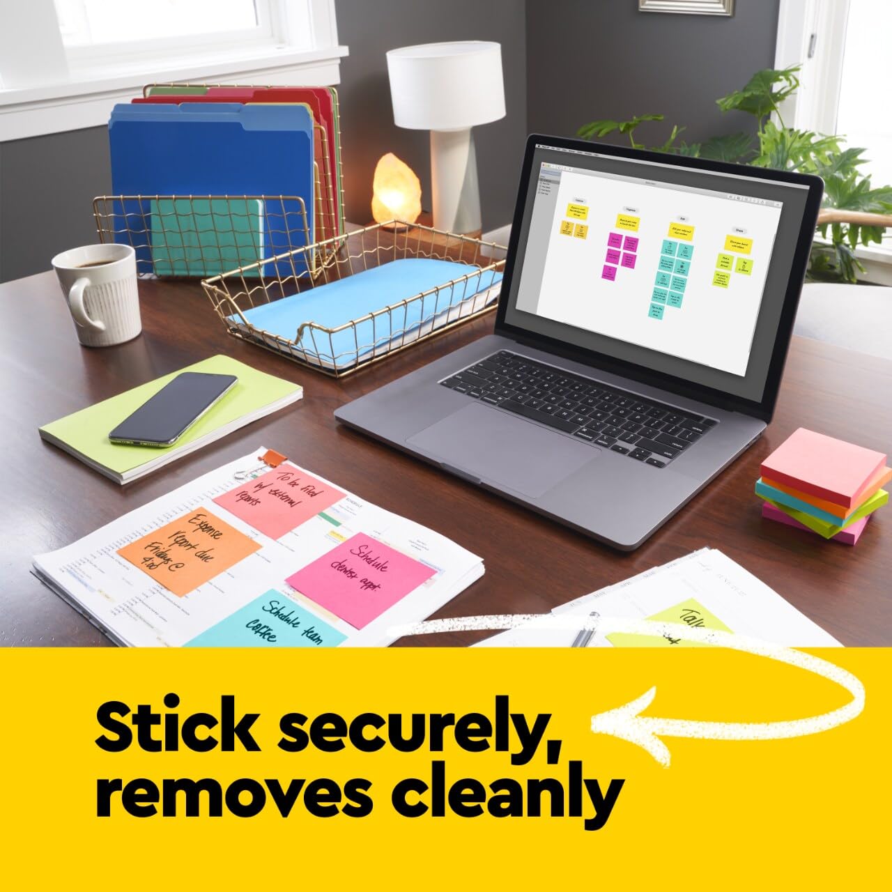 Post-it colocadas en un cuaderno con marca Post-it para notas y marcadores
