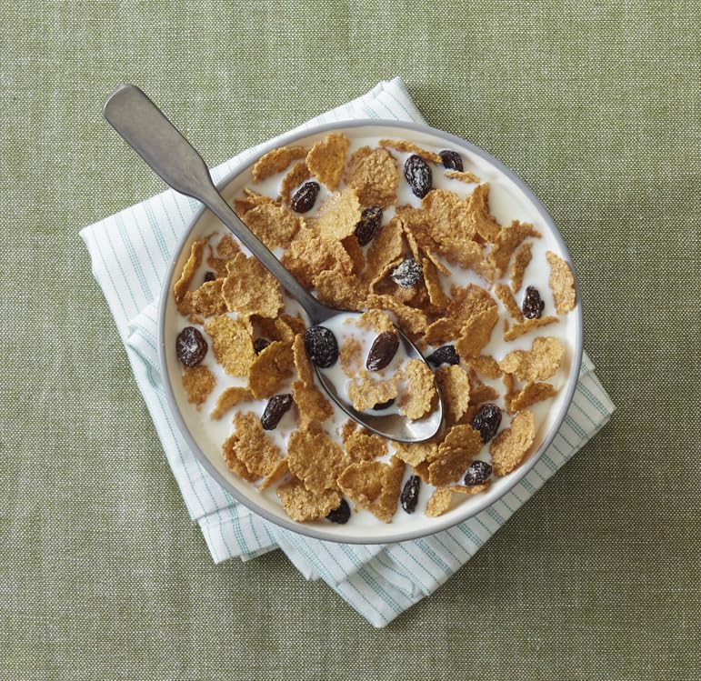 Post Raisin Bran copos en tazón listos para servir, textura crujiente