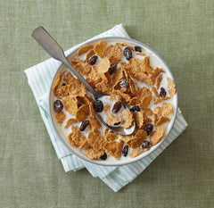 Post Raisin Bran copos en tazón listos para servir, textura crujiente