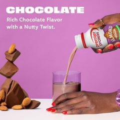 Persona sosteniendo Premier Protein Almondmilk Chocolate listo para beber, conveniencia portátil