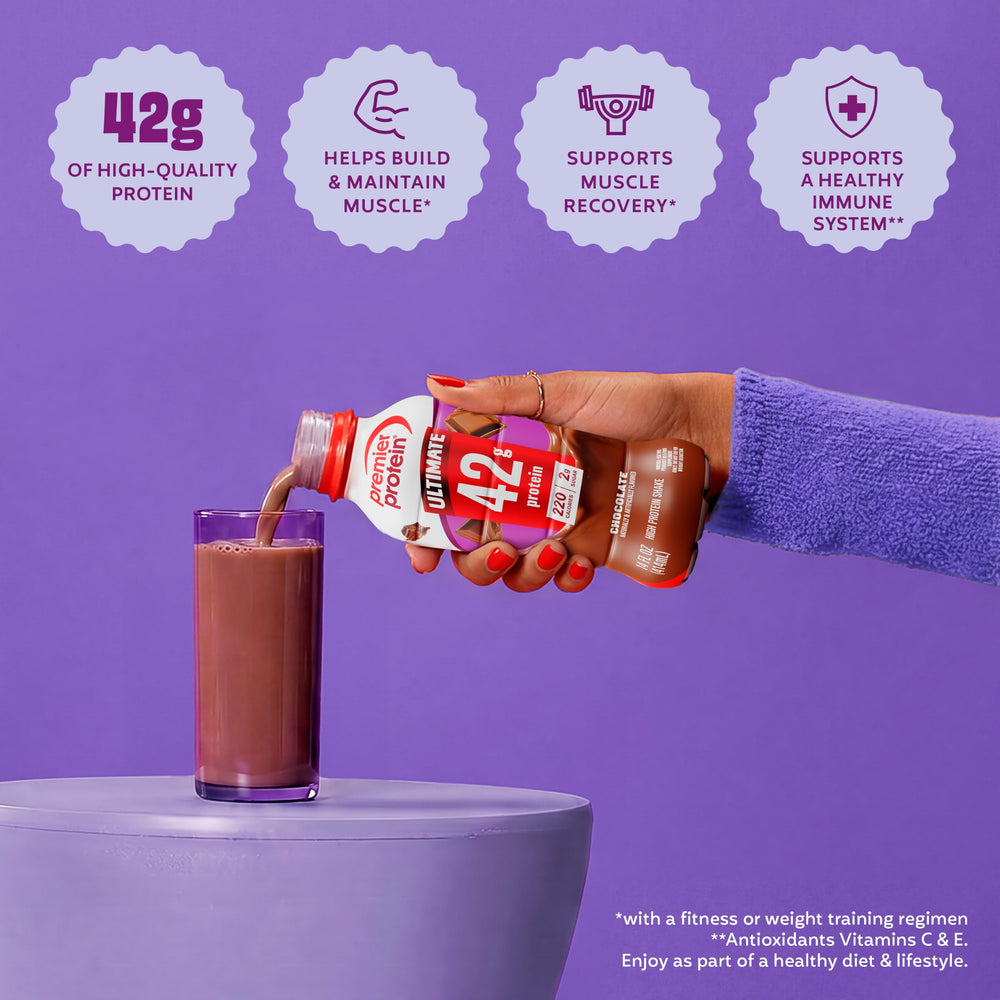 Premier Protein vaso con smoothie de chocolate usando el batido como base, alto en proteína