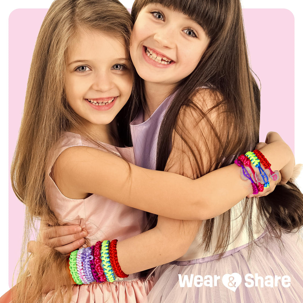 Pretty Me mano de niña tejiendo pulsera demostrando uso sencillo