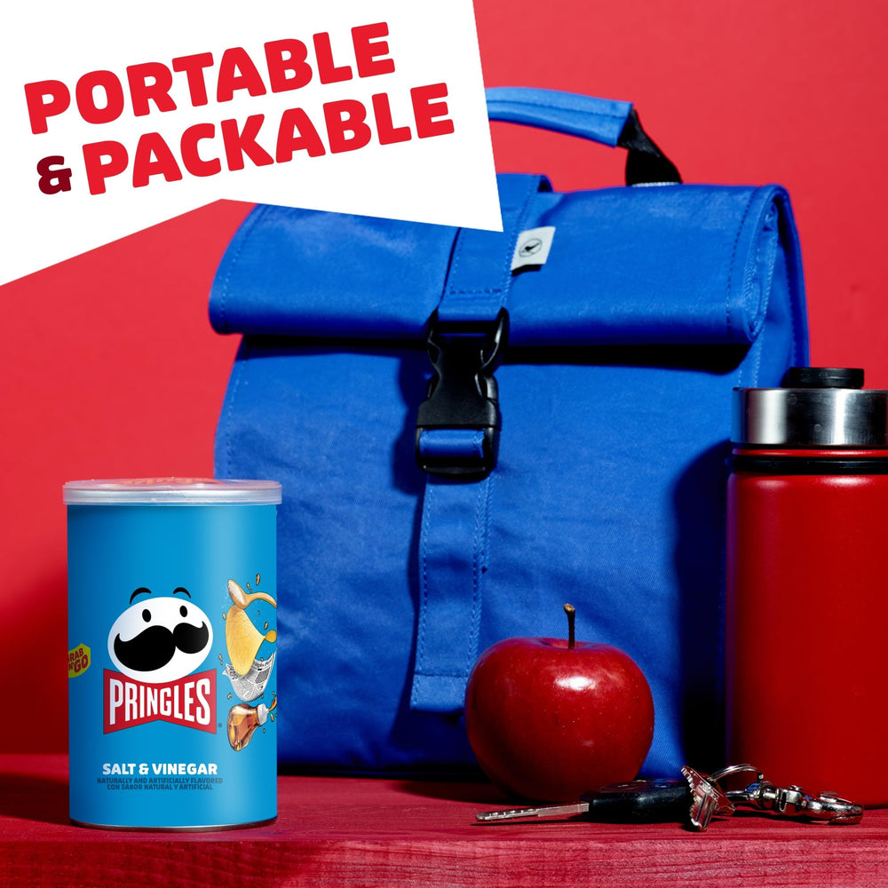 Pringles lata al lado de una mano para comparar tamaño y porción individual