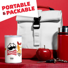 Pringles lata en mano mostrando facilidad de llevar y consumir fuera de casa