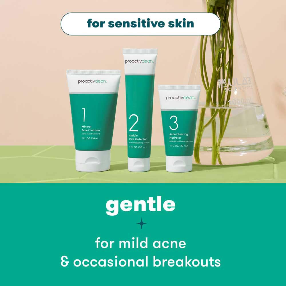 Proactiv bote de la hidratante mostrando consistencia ligera y humectación