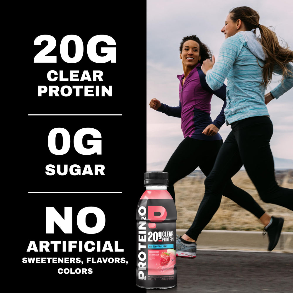 Protein2o botella en mano en gimnasio para hidratación y recuperación rápida