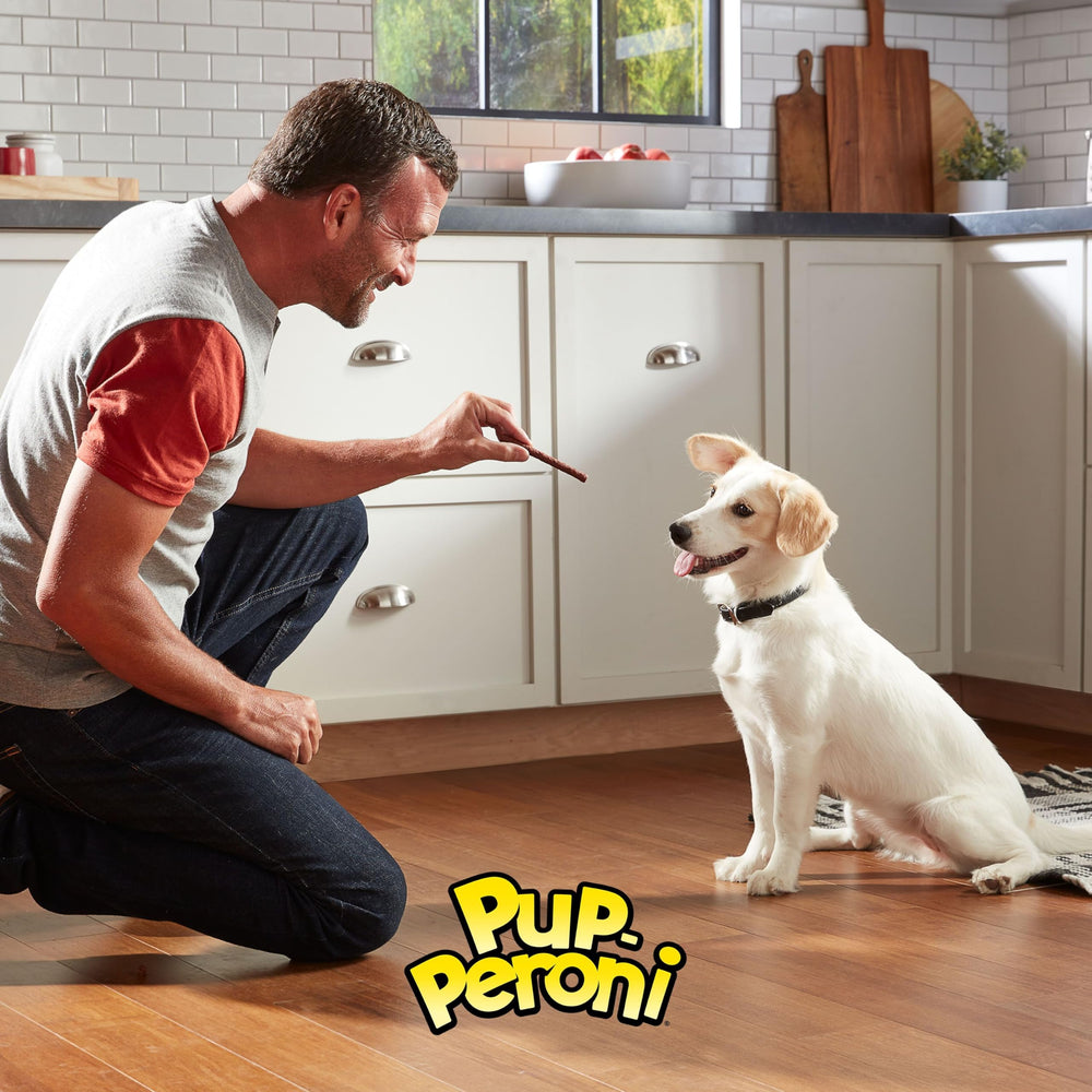 Pup-Peroni perro disfrutando premio mostrando respuesta positiva