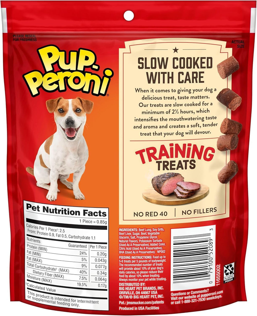 Pup-Peroni perro en parque recibiendo premio, mantiene concentración
