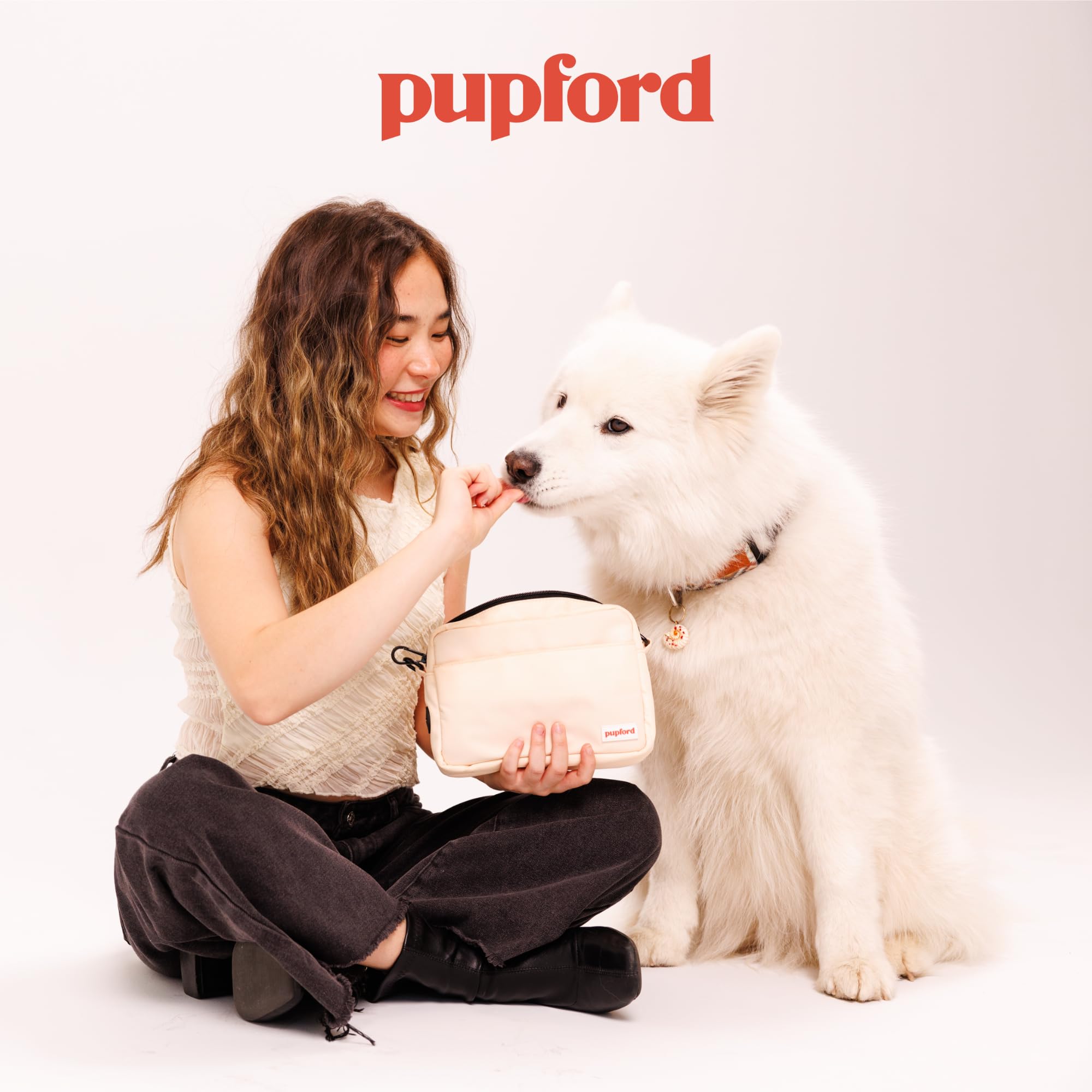 Pupford dueño premiando perro en estilo de vida activo y práctico