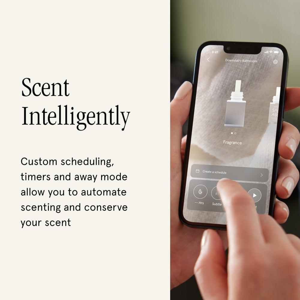 Pura Plus en salón moderno funcionando, Pura mantiene aroma agradable en estancias grandes