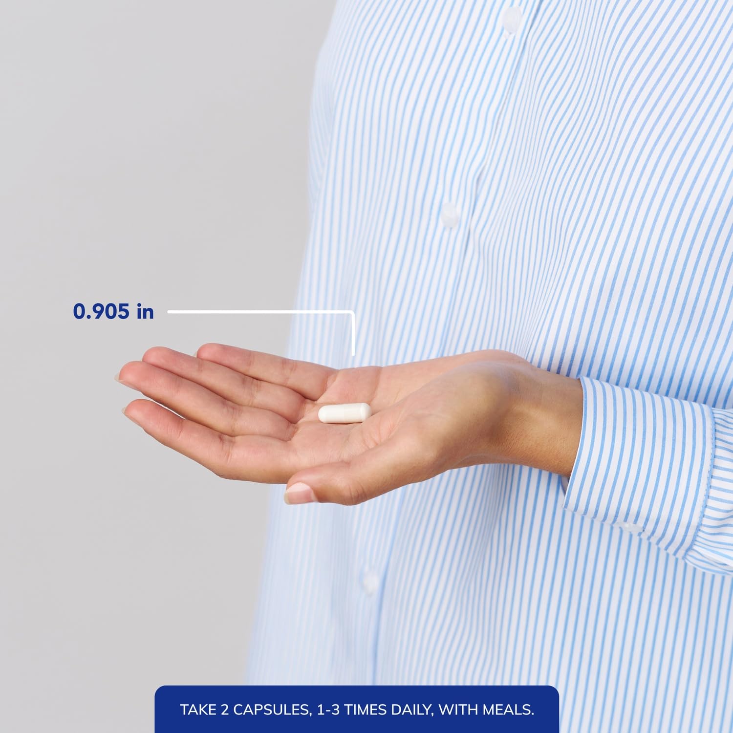 Pure Encapsulations cápsula en mano para comparar tamaño y dosificación