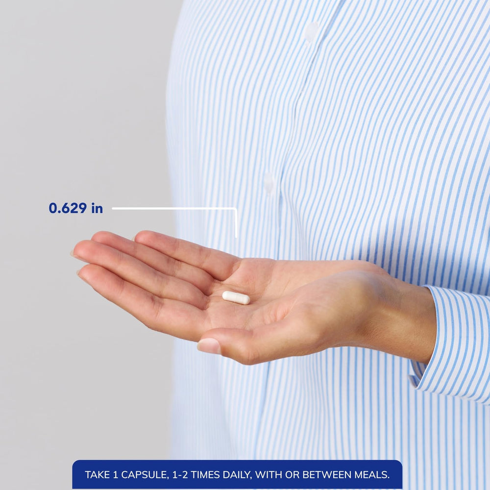 Pure Encapsulations cápsula en mano para mostrar tamaño y facilidad de ingestión