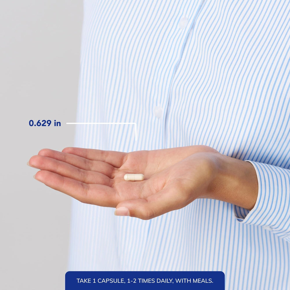 Pure Encapsulations frasco en mano para comparar tamaño y cantidad de cápsulas