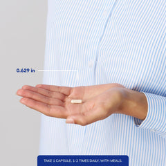 Pure Encapsulations frasco en mano para comparar tamaño y cantidad de cápsulas