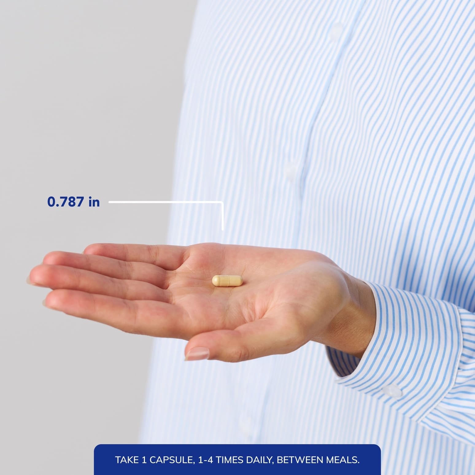 Pure Encapsulations cápsula en mano mostrando tamaño y dosificación práctica