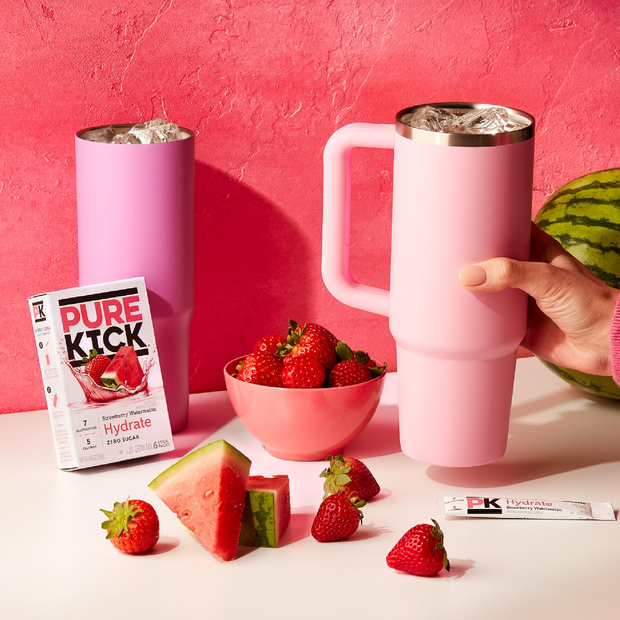 Botella con agua mezclada con PURE KICK en uso durante ejercicio y mejor hidratación