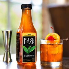 Pure Leaf botella en mano sirviendo té frío, conveniencia para llevar y consumir
