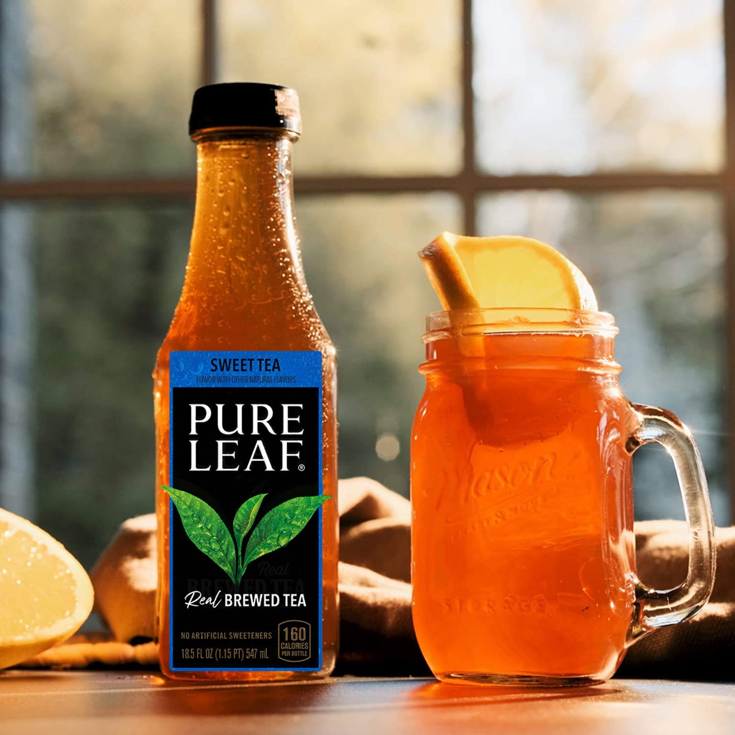 Pure Leaf botella en mano demostrando tamaño práctico y comodidad para llevar