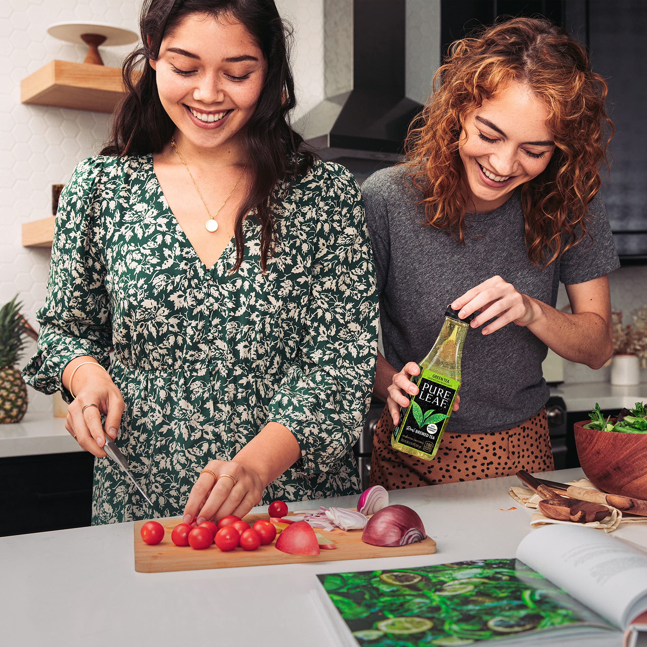 Pure Leaf botella en mano para comparar tamaño y facilidad de transporte